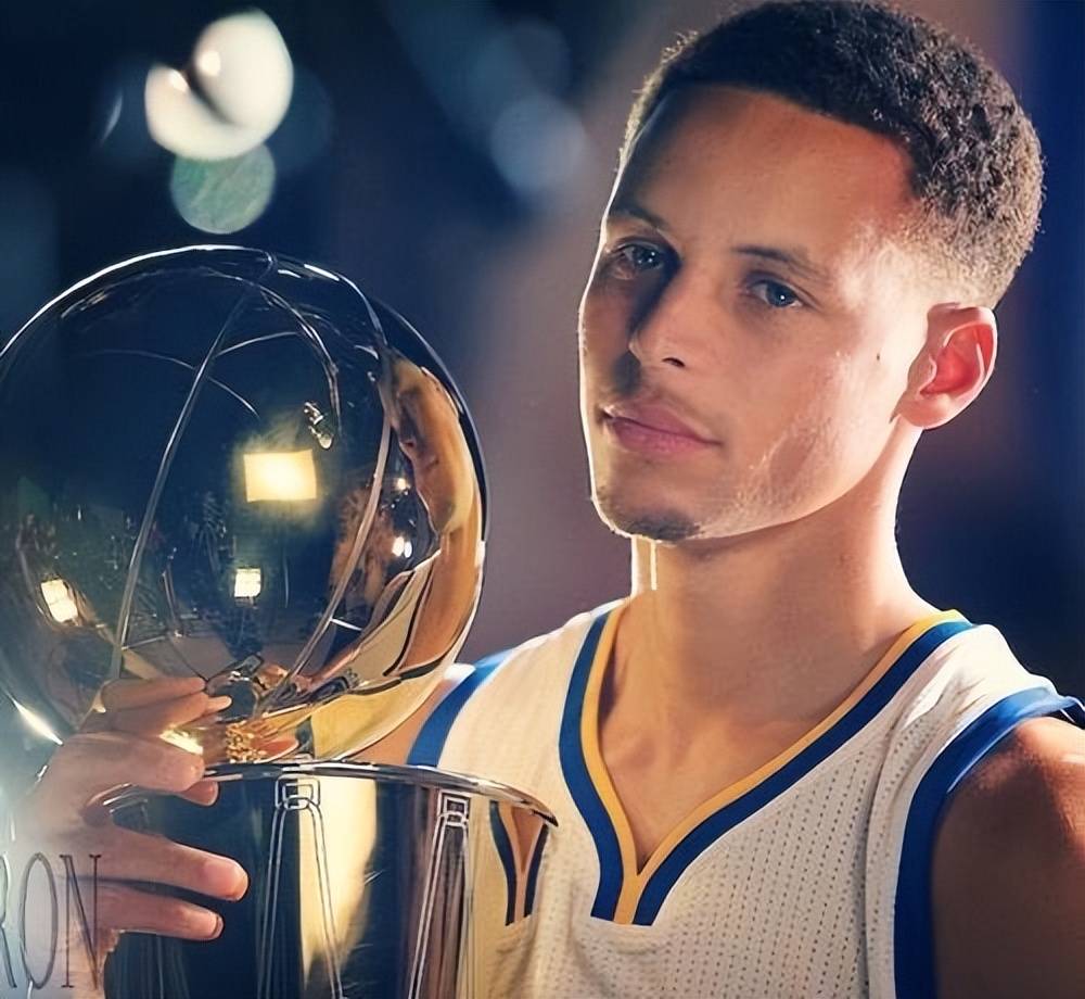 拜仁官方：球队后卫伊藤洋辉遭遇跖骨骨折 预计将缺席数月