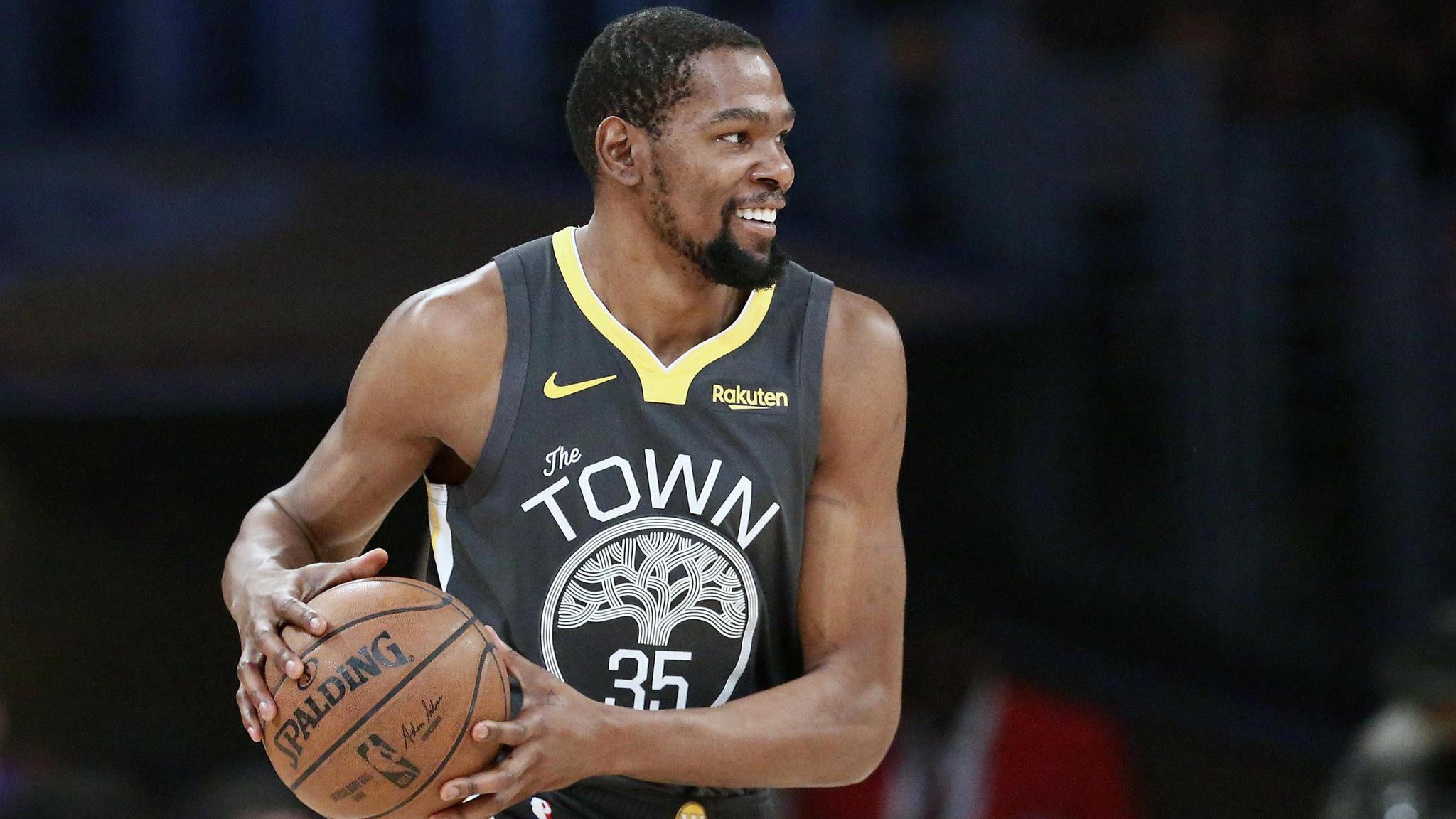 大谷翔平在 2024 年 50-50 达成后，在球场中央向全体洛杉矶市民致谢